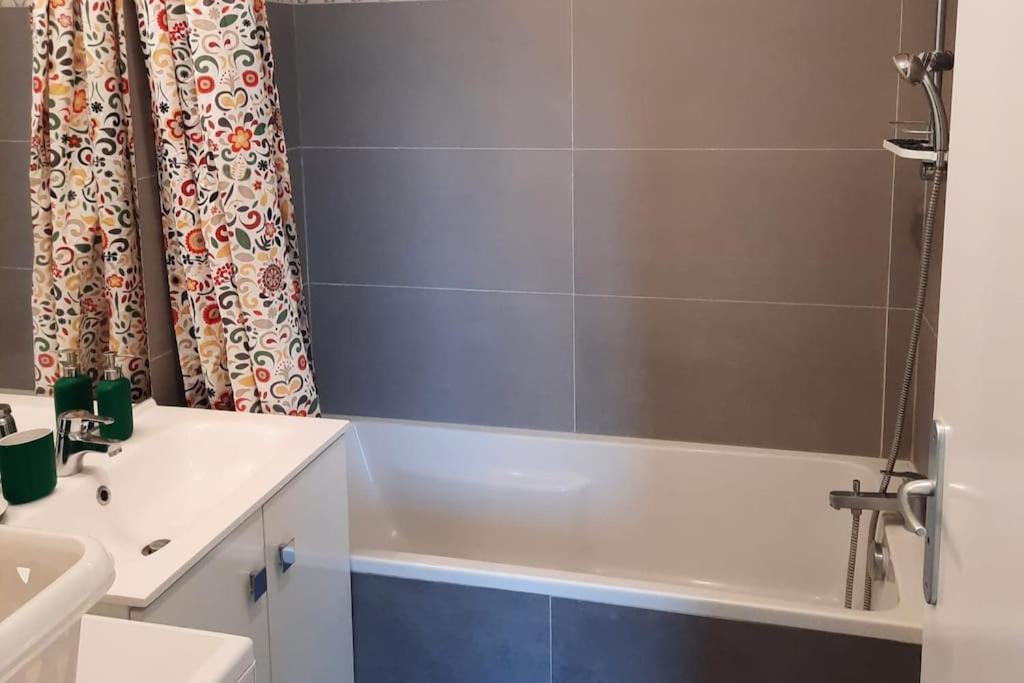 Magnifique Appartement Avec Terrasse Et Parking, 8 Personnes Nanterre Ngoại thất bức ảnh